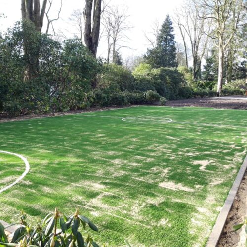 Kunstgras speelvloeren 94 Nog een afbeelding van dit fraaie zandgevulde kunstgrasveld met ingelegde voetbalbelijning.